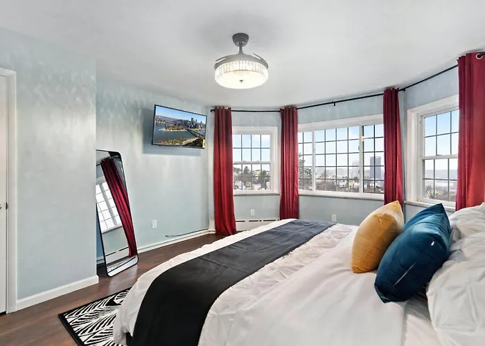 Stay Golden 1: Chic Modern-Victorian City View